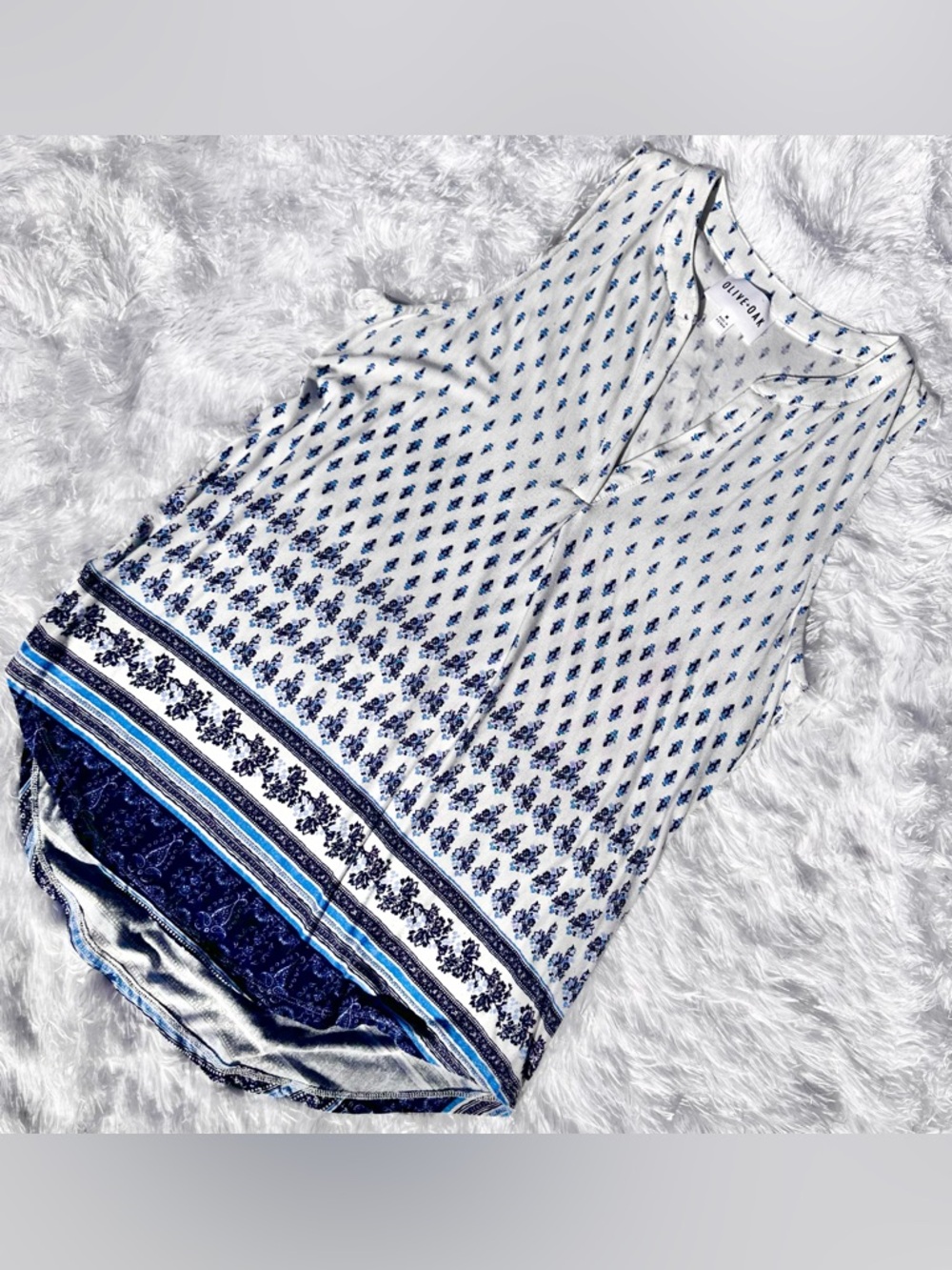 NWOT OLIVE & OAK White and Navy Patterned Soft Tank